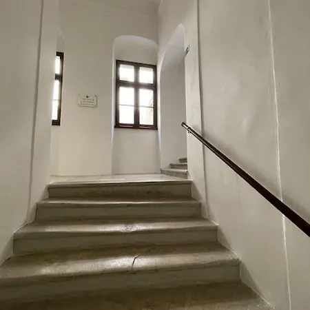 Mona In The Palace ! ברטיסלאבה