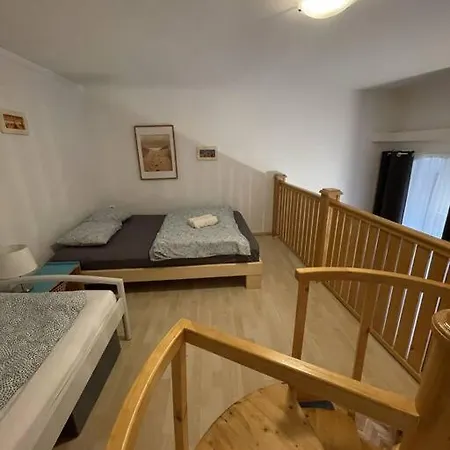 Mona In The Palace ! * ברטיסלאבה