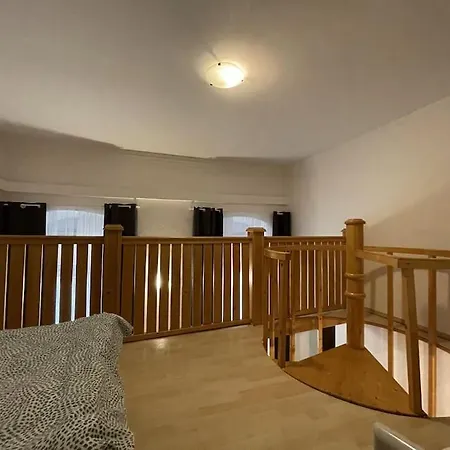 Mona In The Palace ! *