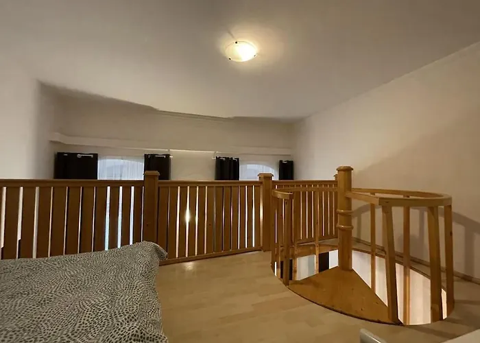 Mona In The Palace ! *